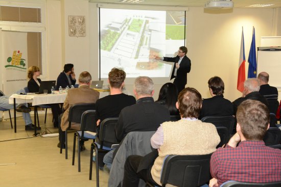 Architekt Kamil Mrva prezentuje zájemcům architektonickou studii možných úprav centra Kopřivnice. Návrhy skupiny zdejších architektů byly rozděleny do čtyř realizačních etap.
FOTO: DAVID MACHÁČEK