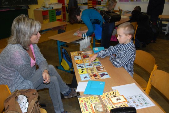 Podobně jako v Lubině byly děti ve většině školách, které přišly k zápisům, pomocí obrázků zkoušeny, zda mají znalosti, aby mohly nastoupit do prvních tříd.
FOTO: DANA HOĎÁKOVÁ