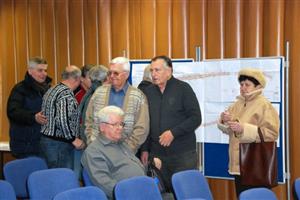 Lidé, kteří přišli na veřejné projednání rekonstrukce ulice Štramberské, se nejdříve seznámili s plány a poté diskutovali s odbornými pracovníky radnice.
FOTO: DANA HOĎÁKOVÁ