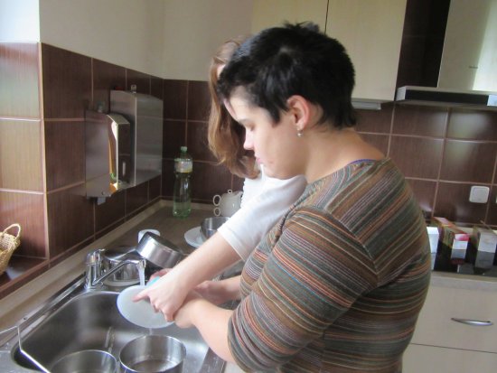 V nově vybudovaném chráněném bydlení v Pržně třem hluchoněmým klientům pomáhají asistenti. S jejich podporou mohou vykonávat běžné činnosti.
FOTO: IVANA REČKOVÁ
