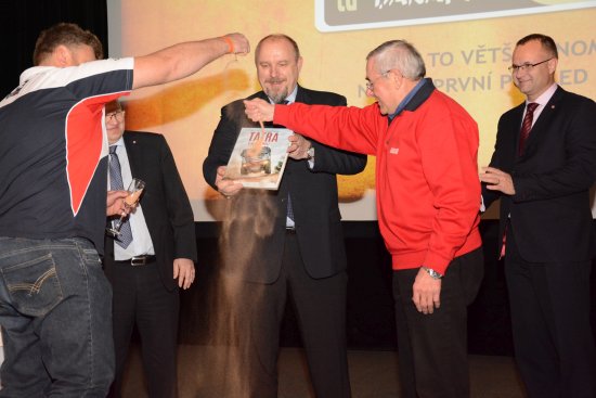 Ota Měřínský a Martin Kolomý pokřtili pískem od senegalského Růžového jezera výpravnou knihu mapující třicet let účasti tatrovek na nejtěžší rallye světa.
FOTO: DAVID MACHÁČEK