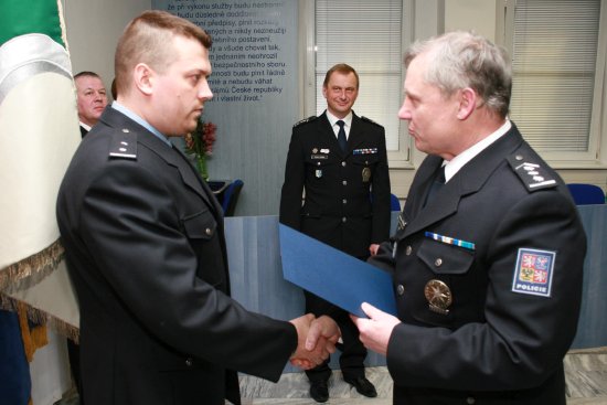 Lukáš Srubek přebírá ocenění a blahopřání od vedoucího Územního odboru Nový Jičín Miloslava Steinera.
FOTO: PČR