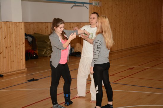 V rámci naplňování Zdravotního plánu probíhají na všech kopřivnických školách základní kurzy sebeobrany a besedy o zdravém životním stylu.
FOTO: DAVID MACHÁČEK