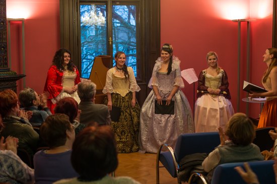 Dívčí barokní kvartet Luce del Sole zaujal publikum nejen interpretací hudby starých mistrů, ale i dobovými kostýmy.
FOTO: PAVEL DVOŘÁK