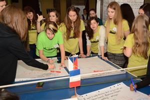 V závěrečném dni společného pobytu dětští zastupitelé Kopřivnice a Trappes vytvořili a přednesli prezentace shrnující celotýdenní práci.
FOTO: DAVID MACHÁČEK