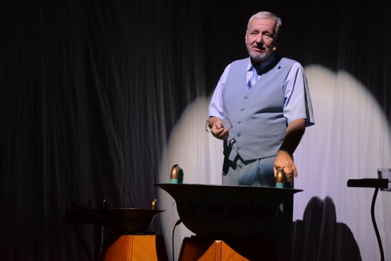 Tomáš Pfeiffer vystoupil v minulém týdnu v kopřivnickém kinosále. Na koncertě nazvaném Společná věc rozezněl netradiční vodnářské zvony.
FOTO: DAVID MACHÁČEK