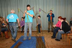Desítky lidí strávily příjemné odpoledne na premiérovém velikonočním zdobení v Kulturním domě ve Vlčovicích. Lidé se mohli naučit plést pomlázky, zdobit perníky nebo kraslice. Podobné akce probíhaly v Lubině a Kopřivnici.
FOTO: D. MACHÁČEK
