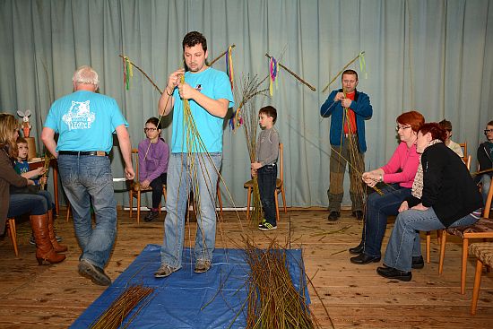 Desítky lidí strávily příjemné odpoledne na premiérovém velikonočním zdobení v Kulturním domě ve Vlčovicích. Lidé se mohli naučit plést pomlázky, zdobit perníky nebo kraslice. Podobné akce probíhaly v Lubině a Kopřivnici.
FOTO: D. MACHÁČEK
