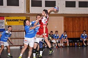 Jan Gřes (s míčem) byl spolu s brankářem Petrem Chalupou klíčový hráč posledního utkání základní části Extraligy proti Jičínu.
FOTO: KRISTINA ČABLOVÁ
