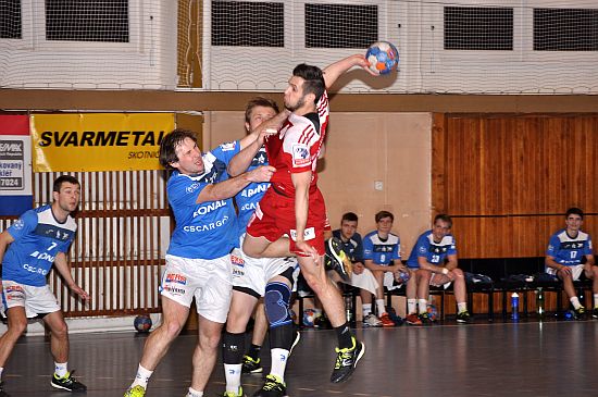 Jan Gřes (s míčem) byl spolu s brankářem Petrem Chalupou klíčový hráč posledního utkání základní části Extraligy proti Jičínu.
FOTO: KRISTINA ČABLOVÁ

