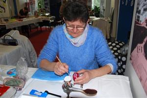 Na výstavě seniorů ve vestibulu radnice malovala kraslice paní Jarmila Heimerlová a při tom zájemcům odpovídala na dotazy.
FOTO: DANA HOĎÁKOVÁ