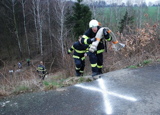 V rámci soutěže Drnholeckého železného hasiče museli závodníci po provedení všech disciplín vyběhnout schody na hráz s hadicí. Většinu závodníků po trati povzbuzovali jejich kolegové. 
FOTO: D. HOĎÁKOVÁ