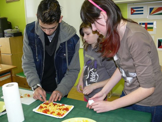 Jednou ze soutěžních disciplín okresní soutěže zaměřené na propagaci zdravého životního stylu bylo i tvoření státních vlajek ze zeleniny.
FOTO: ILONA MAZALOVÁ