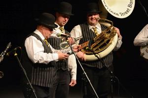 Stanley’s Dixie Street Band na koncertě v Kopřivnici nejen oslavil desetiletí existence kapely, ale rovněž pokřtil desáté CD.
FOTO: DAVID MACHÁČEK