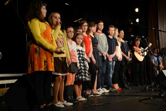 Finálová desítka letošního ročníku pěvecké soutěže KoprStar se představila v rámci Jarního koncertu škol společnou písní. Po ní už následovalo vyhlášení výsledků diváckého hlasování. 
FOTO: DAVID MACHÁČEK