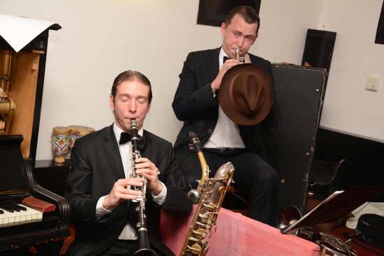 Svou premiéru před publikem si v pátek 25. března na půdě Mandaly odbyl tříčlenný Prohibition Jass Band, jehož členové se věnují interpretaci hudby 20. let.
FOTO: DAVID MACHÁČEK