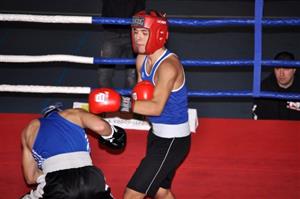 Alex Kroka (vpravo) z K.A.T. Boxing Kopřivnice prohrál se svým soupeřem v Krajském kole Severomoravské oblasti na body.
FOTO: KRISTINA ČABLOVÁ