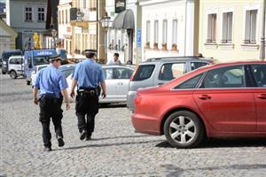 V pátek 1. dubna začala kopřivnická městská policie působit na území Štramberka. Tamní radnice si od spolupráce s Kopřivnicí slibuje větší bezpečnost i lepší dosažitelnost služeb strážníků.
FOTO: DAVID MACHÁČEK