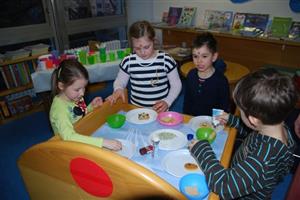 Děti z Mateřské školy Jeřabinka v pátek 1. dubna v rámci Noci s Andersenem zdobily perníčky, které získaly od ježibaby.
FOTO: DANA HOĎÁKOVÁ