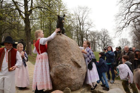 Členové dětského folklorního souboru Lašánek hladí bronzovou sochu Bystroušky v hukvaldské oboře těsně po jejím slavnostní znovuodhalení.
FOTO: DAVID MACHÁČEK