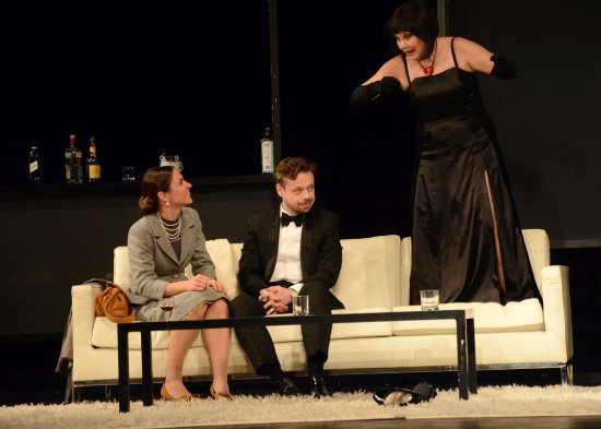 Veronika Gajerová, Veronika Kubařová a Viktor Dvořák v dramatu Kdo se bojí Virginie Woolfové? hostovali před týdnem v Kopřivnici. Inscenace Městských divadel pražských byla předposledním titulem aktuální sezony.
FOTO: D. MACHÁČEK