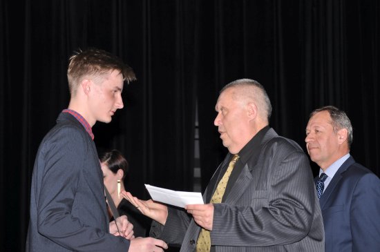 Házenkář Adam Očkovič přebírá z rukou místostarosty Lumíra Pospěcha ocenění na vyhlašování nejlepších sportovců Kopřivnice za rok 2015. 
FOTO: KRISTINA ČABLOVÁ