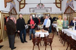 První hosté si po slavnostním otevření prohlížejí restaurovaný interiér Jaroňkovy útulny na úpatí štramberské Trúby.
FOTO: DAVID MACHÁČEK