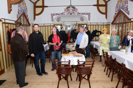 První hosté si po slavnostním otevření prohlížejí restaurovaný interiér Jaroňkovy útulny na úpatí štramberské Trúby.
FOTO: DAVID MACHÁČEK