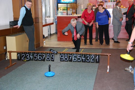 Letos poprvé proběhl v rámci seniorského odpoledne doprovodný program. V Pomněnce si senioři mohli vyzkoušet, jak se hraje kobercový curling. 
FOTO: DANA HOĎÁKOVÁ