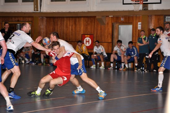 Hráč KH Kopřivnice Patrik Fulnek je faulován hráčem Litovle ve druhém utkání play-out Extraligy mužů. 
FOTO: KRISTINA ČABLOVÁ