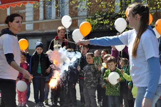 Jedno z nejoblíbenějších stanovišť Dne Země byla improvizovaná chemická laboratoř.
FOTO: KRISTINA ČABLOVÁ