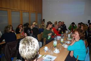 Letošní kulatý stůl proběhl v Dětském centru ve sborovně. Protože přišlo víc zástupců poskytovatelů služeb, byla připravená místa brzy zaplněna.
FOTO: DANA HOĎÁKOVÁ