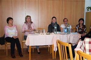 Do kopřivnického Klubu seniorů přišly zástupkyně sociálních služeb pohovořit o tom, jaké mají rodiny možnosti při péči o dlouhodobě nemocné.
FOTO: DANA HOĎÁKOVÁ