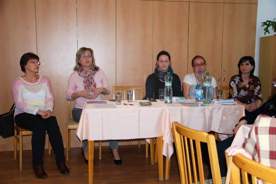 Do kopřivnického Klubu seniorů přišly zástupkyně sociálních služeb pohovořit o tom, jaké mají rodiny možnosti při péči o dlouhodobě nemocné.
FOTO: DANA HOĎÁKOVÁ