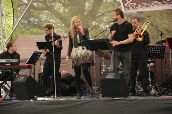 Součástí programu prvomájového Balábilé bylo i vystoupení kapely Alfa Orchestra, která letos oslaví pět let existence. Více o skupině přineseme v příštím čísle KN.
FOTO: D. MACHÁČEK