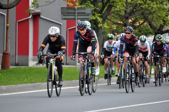 Česká závodnice Jarmila Machačová (úplně vlevo) se ještě v Kopřivnici držela v čele, na štramberské náměstí však dojela v balíku jezdkyň.
FOTO: KRISTINA ČABLOVÁ