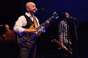Robert Nebřeský a kapela Vltava byli hlavními hvězdami 4. ročníku festivalu May Day. Mnoho posluchačů ovšem ani oni do sálu kulturního domu nepřilákali.
FOTO: D. MACHÁČEK