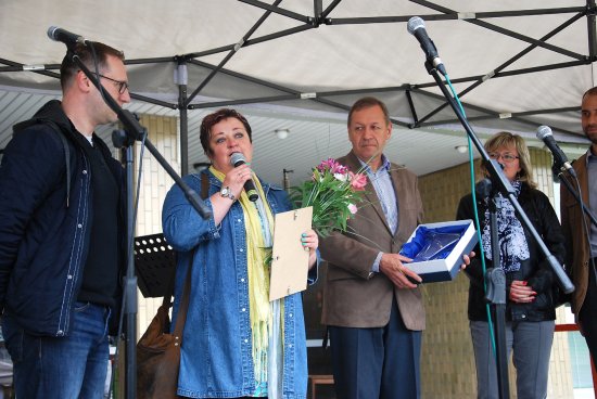 Po převzetí ocenění Osobnost roku 2015 v sociální oblasti z rukou starosty Miroslava Kopečného pronesla Ivana Rečková krátkou řeč.
FOTO: DANA HOĎÁKOVÁ