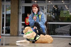 Ukázky canisterapie patří k největším lákadlům programu Dne sociálních služeb. Při ukázkách výcviku se prostranství před pódiem zcela zaplnilo.
FOTO: DANA HOĎÁKOVÁ