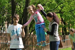 Součástí sportovně-zábavného odpoledne připraveného v rámci Týdne pro rodinu byla i opičí dráha. Příchozí se ale v areálu ZŠ Alšova bavili také u dalších disciplín.
FOTO: KRISTINA ČABLOVÁ