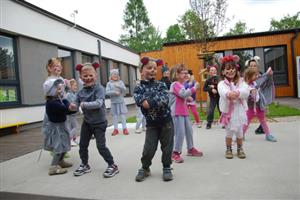 V rámci slavnostního otevření nově zrekonstruované zahrady Mateřské školy Pionýrská v přírodním stylu, které proběhlo v úterý 17. května, bylo i vystoupení dětí navštěvujících toto vzdělávací zařízení.
FOTO: DANA HOĎÁKOVÁ