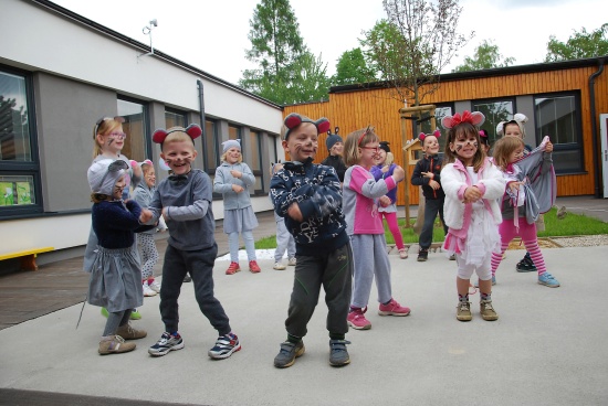 V rámci slavnostního otevření nově zrekonstruované zahrady Mateřské školy Pionýrská v přírodním stylu, které proběhlo v úterý 17. května, bylo i vystoupení dětí navštěvujících toto vzdělávací zařízení.
FOTO: DANA HOĎÁKOVÁ
