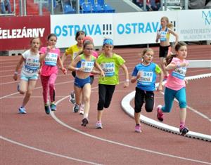 V rozběhu ve finále Čokoládové tretry spolu běžely i dvě závodnice AK EZ Kopřivnice - Kristýna Káňová (č. 351) a Nela Štefková (č. 349).
FOTO: KRISTINA ČABLOVÁ