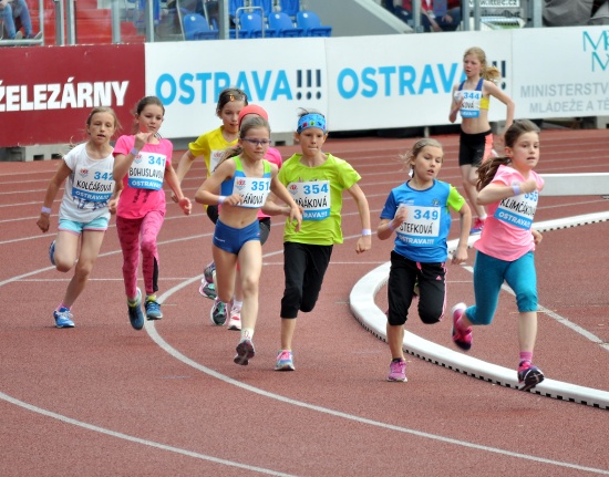 V rozběhu ve finále Čokoládové tretry spolu běžely i dvě závodnice AK EZ Kopřivnice - Kristýna Káňová (č. 351) a Nela Štefková (č. 349).
FOTO: KRISTINA ČABLOVÁ