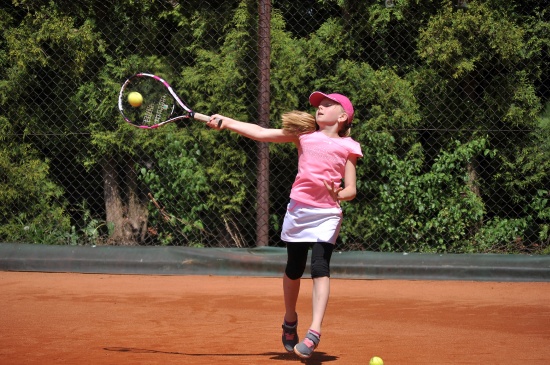 Karin Freislerová (na fotce) a Klára Babincová (obě TK Kopřivnice) zvítězily ve čtyřhře proti děvčatům z TJ Baník Ostrava. 
FOTO: KRISTINA ČABLOVÁ