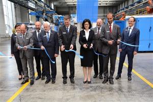 Zástupci managementu společnosti Röchling společně s hosty slavnostně zahájili provoz rozšířené výrobní a skladovací haly ve zdejší průmyslové zóně.
FOTO: D. MACHÁČEK