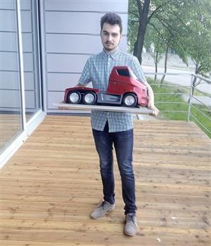 Student designu z umělecko-průmyslové školy v Jihlavě Milan Láník s modelem konceptu Tatra Mirage. 
FOTO: TATRA TRUCKS