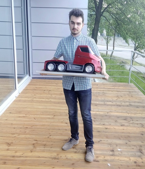 Student designu z umělecko-průmyslové školy v Jihlavě Milan Láník s modelem konceptu Tatra Mirage. 
FOTO: TATRA TRUCKS