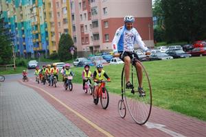 Josef Zimovčák podpořil svou účastí projekt Mateřských škol Kopřivnice zaměřený na pomoc druhým. Ke spolupráci jej přizvaly místní organizátorky a on zajímavou myšlenku ochotně podpořil.
FOTO: DANA HOĎÁKOVÁ