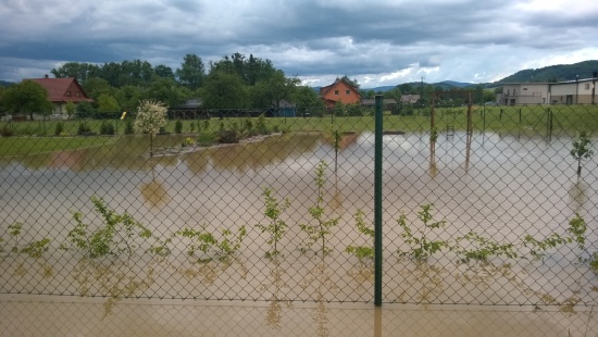 V Lubině se voda rozlévala nejvíce. Zatopila nejnižší místa a na polích se vytvářela jezera, která se pak rozlévala na zahrady a do domů v okolí.
FOTO: VLADIMÍR PUSTKA